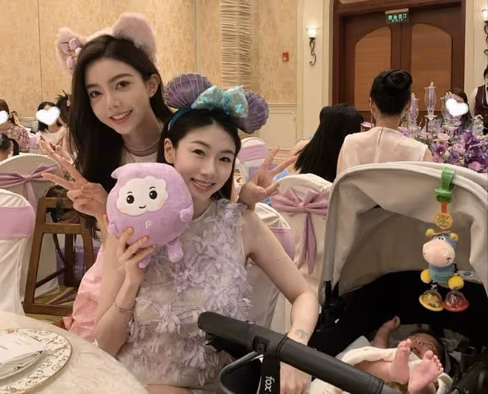 程曉玥帶女兒去迪士尼,寶寶才1個月大就出來營業,幾乎全程在哭