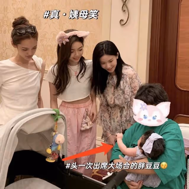 程曉玥帶女兒去迪士尼,寶寶才1個月大就出來營業,幾乎全程在哭