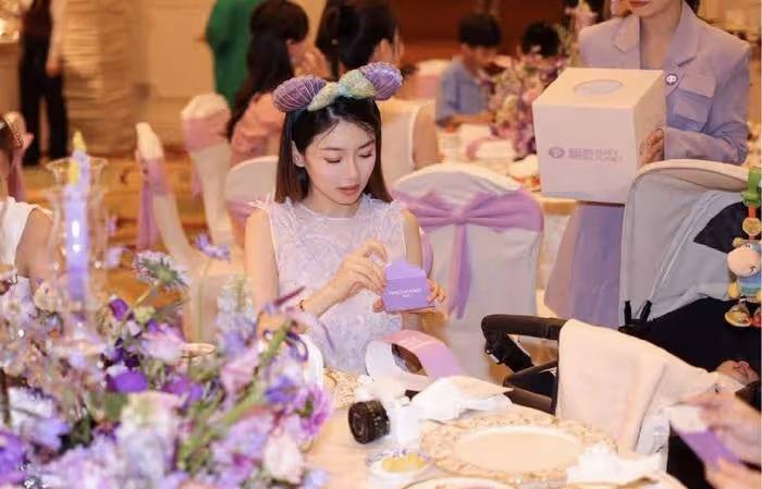 程曉玥帶女兒去迪士尼,寶寶才1個月大就出來營業,幾乎全程在哭