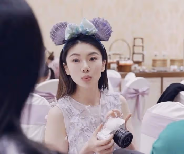 程曉玥帶女兒去迪士尼,寶寶才1個月大就出來營業,幾乎全程在哭