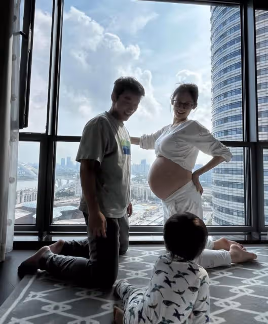 程曉玥帶女兒去迪士尼,寶寶才1個月大就出來營業,幾乎全程在哭