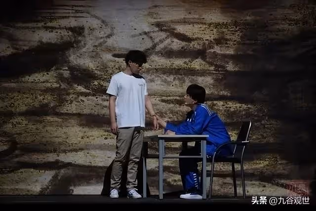 為爭奪房子, 父親被大伯趕出家門30年,再回老家,老宅子雜草叢生!