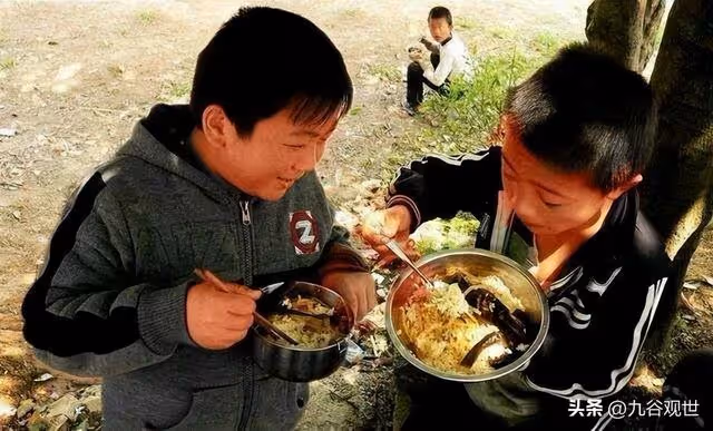 為爭奪房子, 父親被大伯趕出家門30年,再回老家,老宅子雜草叢生!