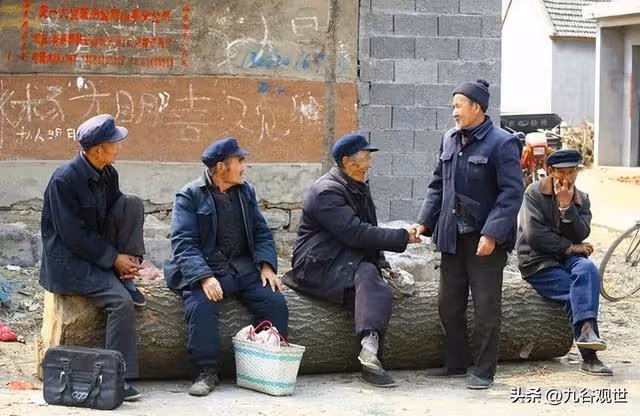 為爭奪房子, 父親被大伯趕出家門30年,再回老家,老宅子雜草叢生!