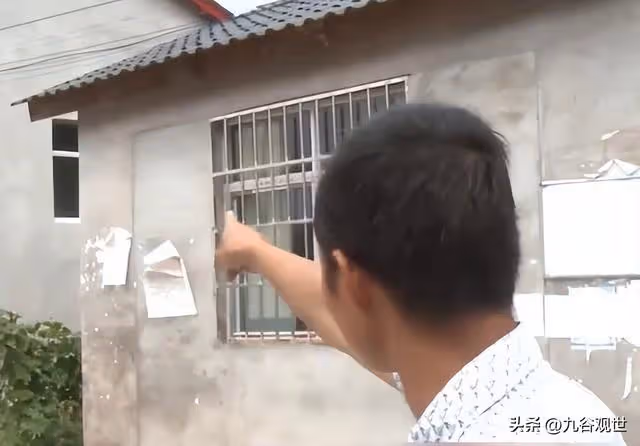 為爭奪房子, 父親被大伯趕出家門30年,再回老家,老宅子雜草叢生!