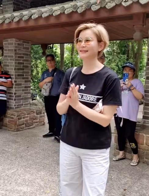駱達華攜妻女現身廣西!老婆穿百元衣,學霸女兒身材火辣似混血