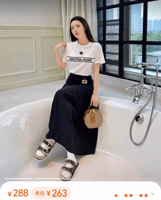 駱達華攜妻女現身廣西!老婆穿百元衣,學霸女兒身材火辣似混血