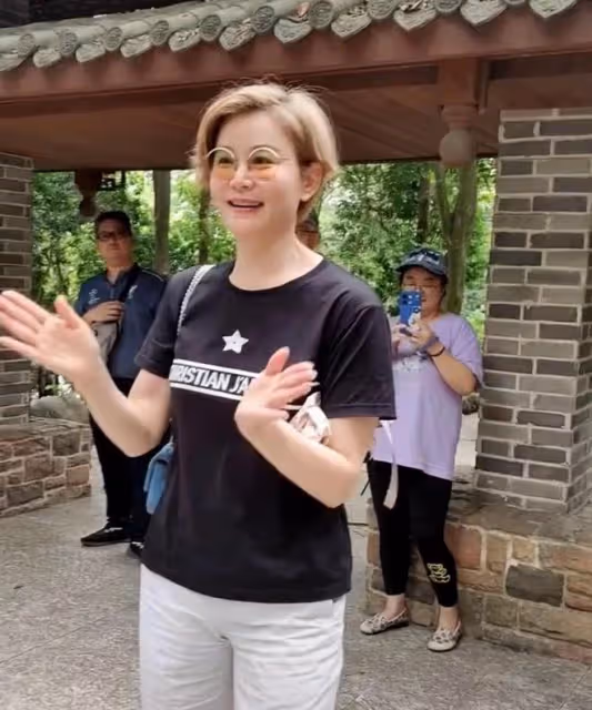 駱達華攜妻女現身廣西!老婆穿百元衣,學霸女兒身材火辣似混血