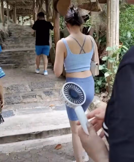 駱達華攜妻女現身廣西!老婆穿百元衣,學霸女兒身材火辣似混血