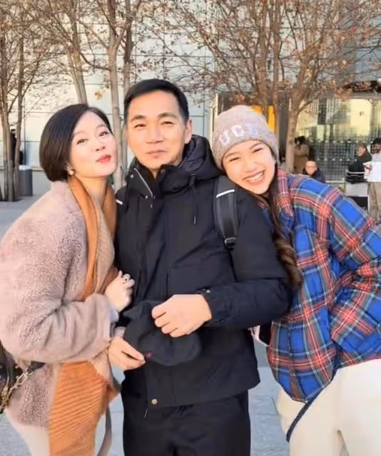 駱達華攜妻女現身廣西!老婆穿百元衣,學霸女兒身材火辣似混血