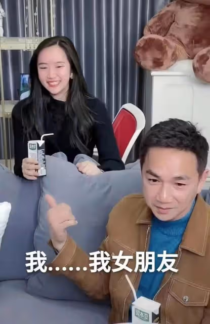 駱達華攜妻女現身廣西!老婆穿百元衣,學霸女兒身材火辣似混血