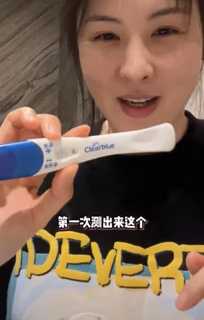 恭喜!33歲女星官宣懷孕,老公激動到捂臉哭泣,結婚10年備孕艱辛