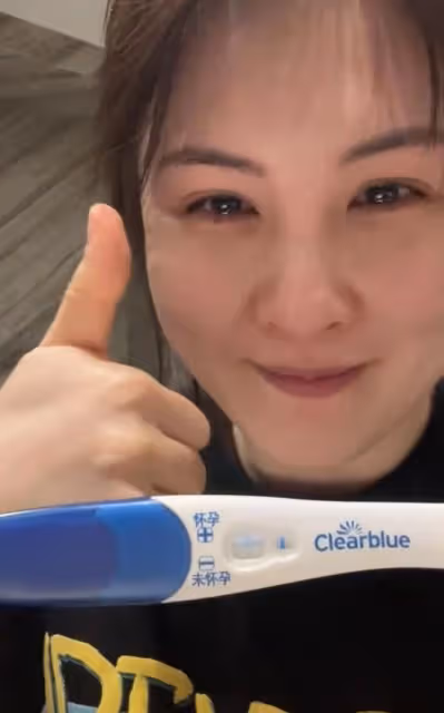 恭喜!33歲女星官宣懷孕,老公激動到捂臉哭泣,結婚10年備孕艱辛