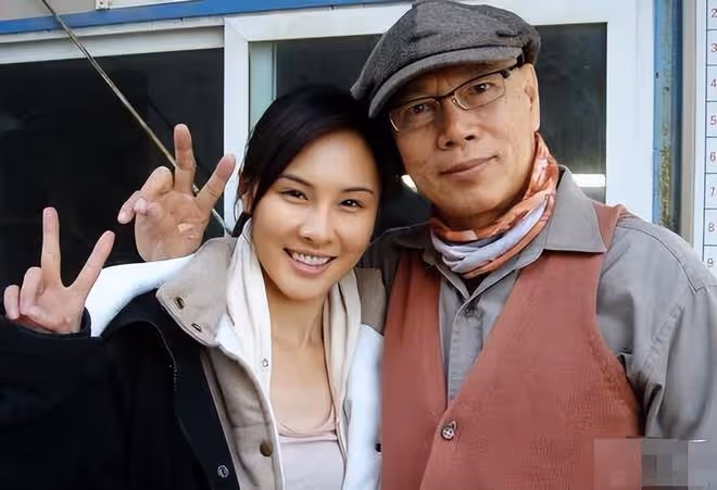 恭喜！33歲女星官宣懷孕，老公激動到捂臉哭泣，結婚10年備孕艱辛