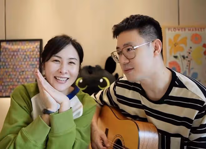 恭喜！33歲女星官宣懷孕，老公激動到捂臉哭泣，結婚10年備孕艱辛