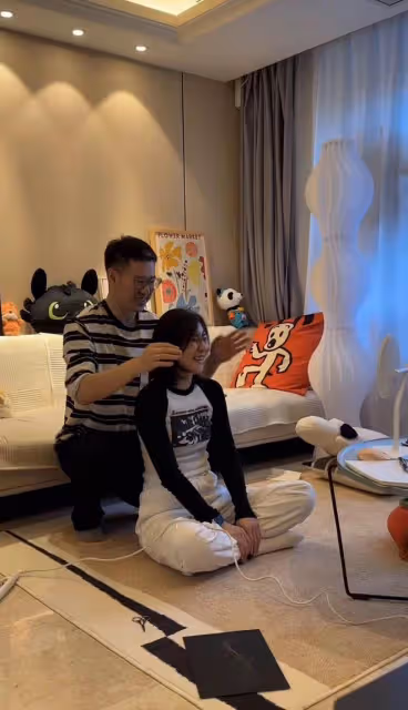 恭喜！33歲女星官宣懷孕，老公激動到捂臉哭泣，結婚10年備孕艱辛