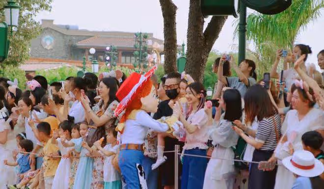 迪士尼偶遇毛曉彤,雙馬尾編髮造型似少女,眼角變歪疑似整容