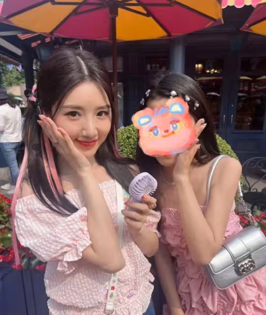 迪士尼偶遇毛曉彤,雙馬尾編髮造型似少女,眼角變歪疑似整容