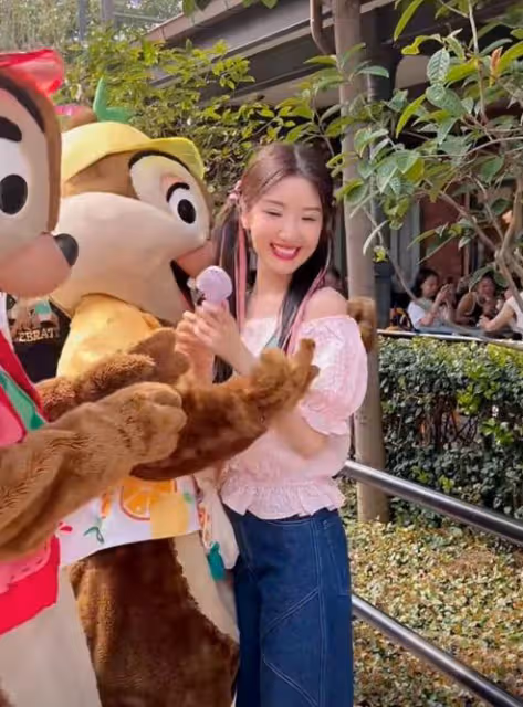 迪士尼偶遇毛曉彤,雙馬尾編髮造型似少女,眼角變歪疑似整容