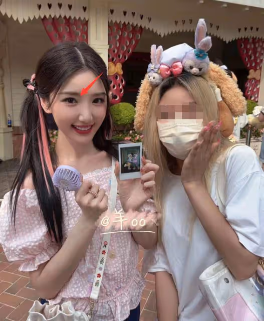 迪士尼偶遇毛曉彤,雙馬尾編髮造型似少女,眼角變歪疑似整容