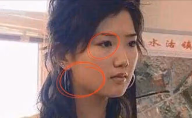 迪士尼偶遇毛曉彤,雙馬尾編髮造型似少女,眼角變歪疑似整容