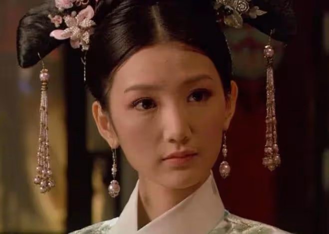 迪士尼偶遇毛曉彤,雙馬尾編髮造型似少女,眼角變歪疑似整容