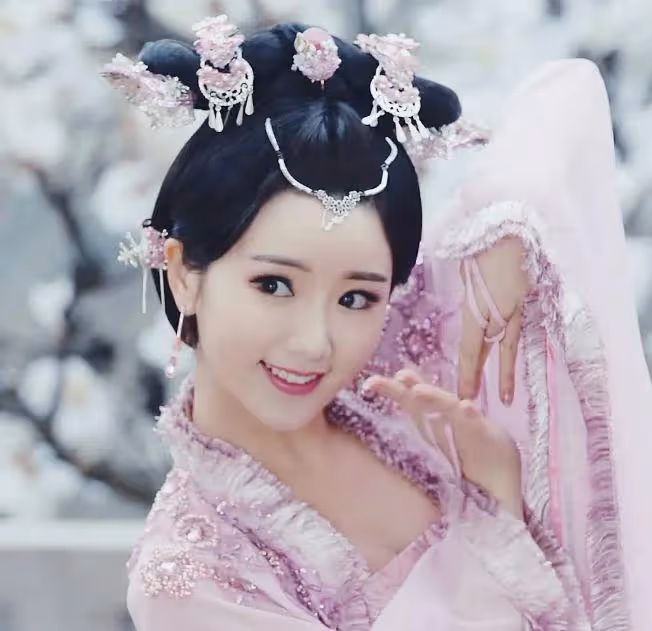 迪士尼偶遇毛曉彤,雙馬尾編髮造型似少女,眼角變歪疑似整容