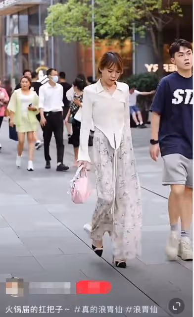網紅浪胃仙逛街被拍,手持名牌包穿搭時尚,身邊男生顏值高