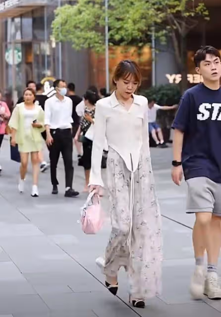 網紅浪胃仙逛街被拍,手持名牌包穿搭時尚,身邊男生顏值高