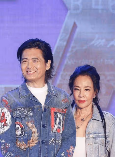 周潤發老婆穿牛仔服配麻花辮,打扮的很嫩,臉很滄桑一看就是老年人