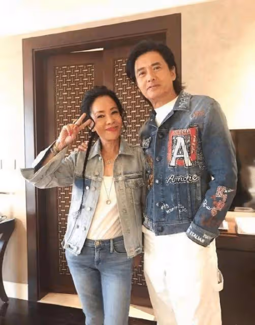 周潤發老婆穿牛仔服配麻花辮,打扮的很嫩,臉很滄桑一看就是老年人