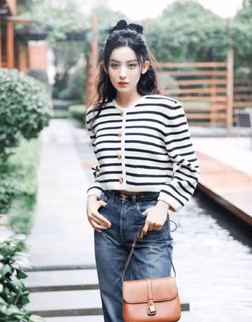 古力娜扎穿條紋衫太嫩了,搭配高馬尾活力滿滿,網友:這才18歲吧