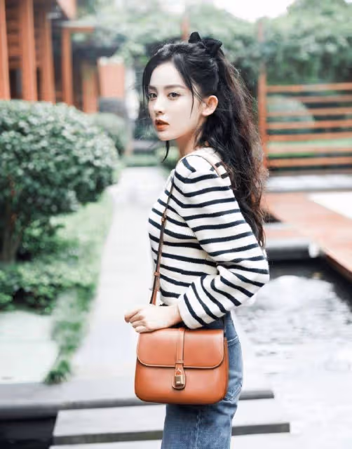 古力娜扎穿條紋衫太嫩了,搭配高馬尾活力滿滿,網友:這才18歲吧
