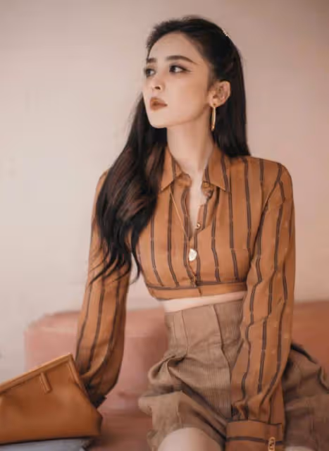 古力娜扎穿條紋衫太嫩了,搭配高馬尾活力滿滿,網友:這才18歲吧