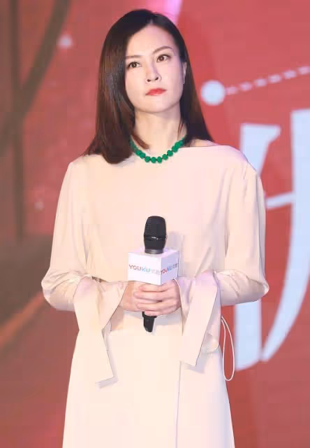劉孜笑和不笑差距好大,穿粉裙真挺顯嫩,但「天生臭臉」氣場真足