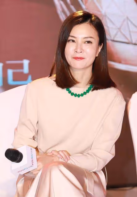 劉孜笑和不笑差距好大,穿粉裙真挺顯嫩,但「天生臭臉」氣場真足
