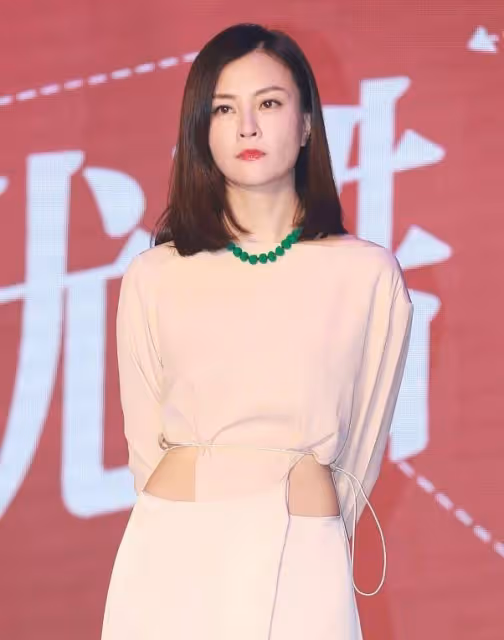 劉孜笑和不笑差距好大,穿粉裙真挺顯嫩,但「天生臭臉」氣場真足