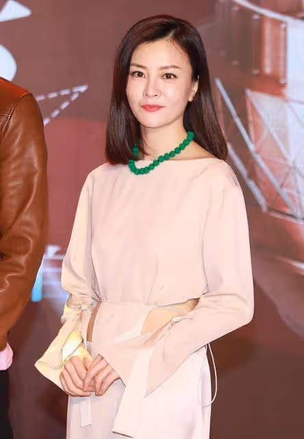 劉孜笑和不笑差距好大,穿粉裙真挺顯嫩,但「天生臭臉」氣場真足