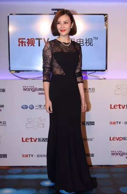 劉孜笑和不笑差距好大，穿粉裙真挺顯嫩，但「天生臭臉」氣場真足