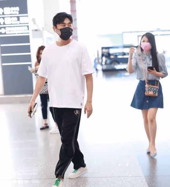 伊能靜攜秦昊亮相機場,穿蓬蓬袖襯衫挺洋氣,看著比小十歲老公嫩
