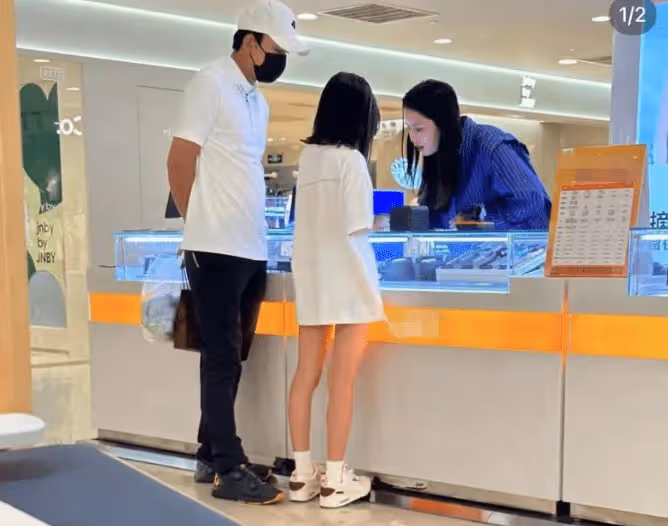 賈乃亮端午節陪愛女逛商場,買價值近2000元手錶,甜馨大長腿筆直