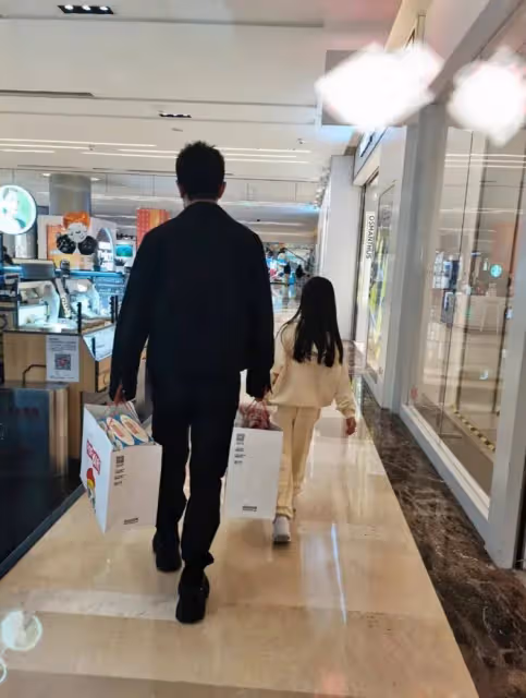 賈乃亮端午節陪愛女逛商場,買價值近2000元手錶,甜馨大長腿筆直