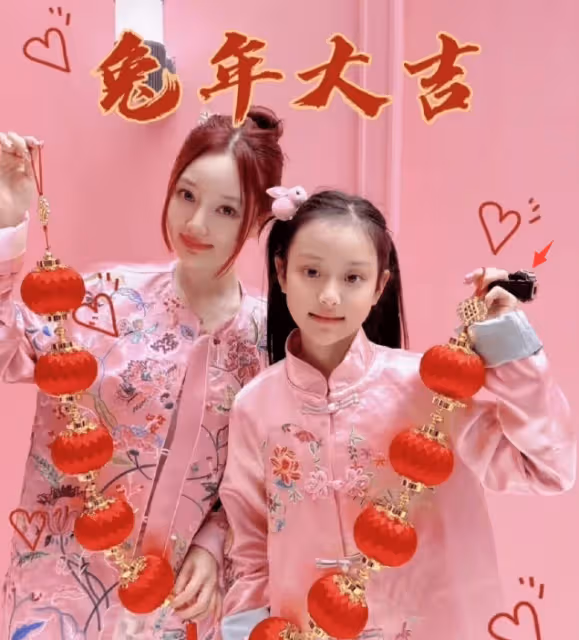 賈乃亮端午節陪愛女逛商場,買價值近2000元手錶,甜馨大長腿筆直