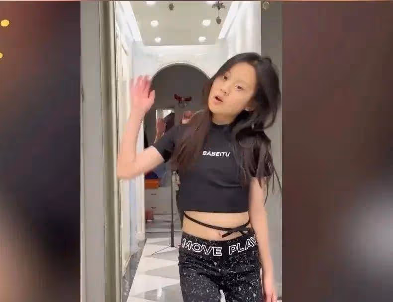 賈乃亮端午節陪愛女逛商場,買價值近2000元手錶,甜馨大長腿筆直