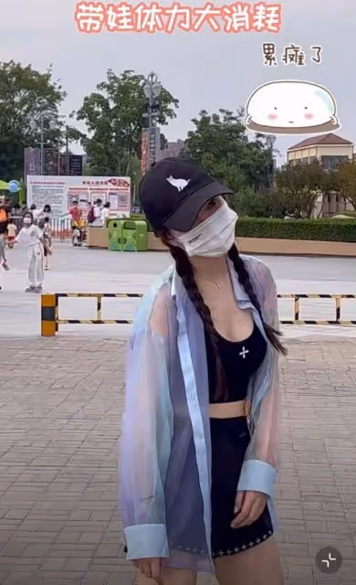 賈乃亮端午節陪愛女逛商場,買價值近2000元手錶,甜馨大長腿筆直