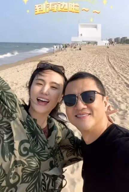 李亞鵬端午陪太太參加戲劇節,與中戲校友聚餐,海邊喝啤酒太愜意