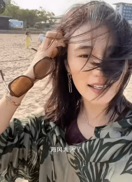 李亞鵬端午陪太太參加戲劇節,與中戲校友聚餐,海邊喝啤酒太愜意
