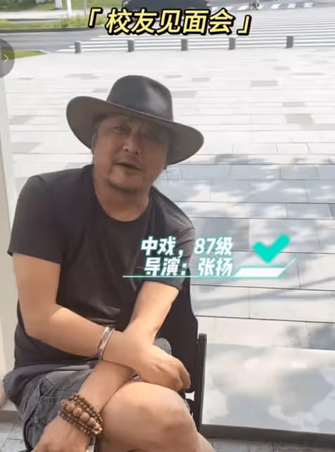 李亞鵬端午陪太太參加戲劇節,與中戲校友聚餐,海邊喝啤酒太愜意