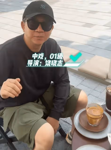李亞鵬端午陪太太參加戲劇節,與中戲校友聚餐,海邊喝啤酒太愜意