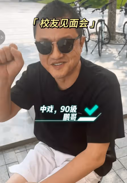 李亞鵬端午陪太太參加戲劇節,與中戲校友聚餐,海邊喝啤酒太愜意